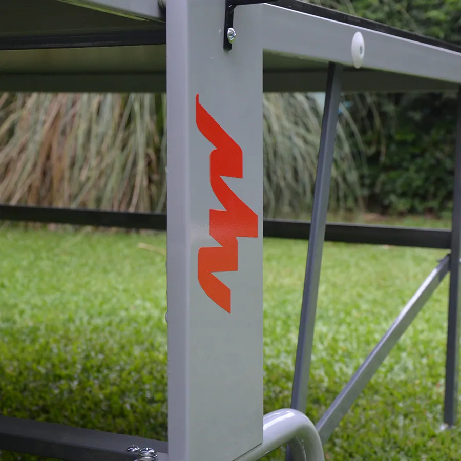 Pata de acero de una mesa de ping pong Exus con el isotipo pintado